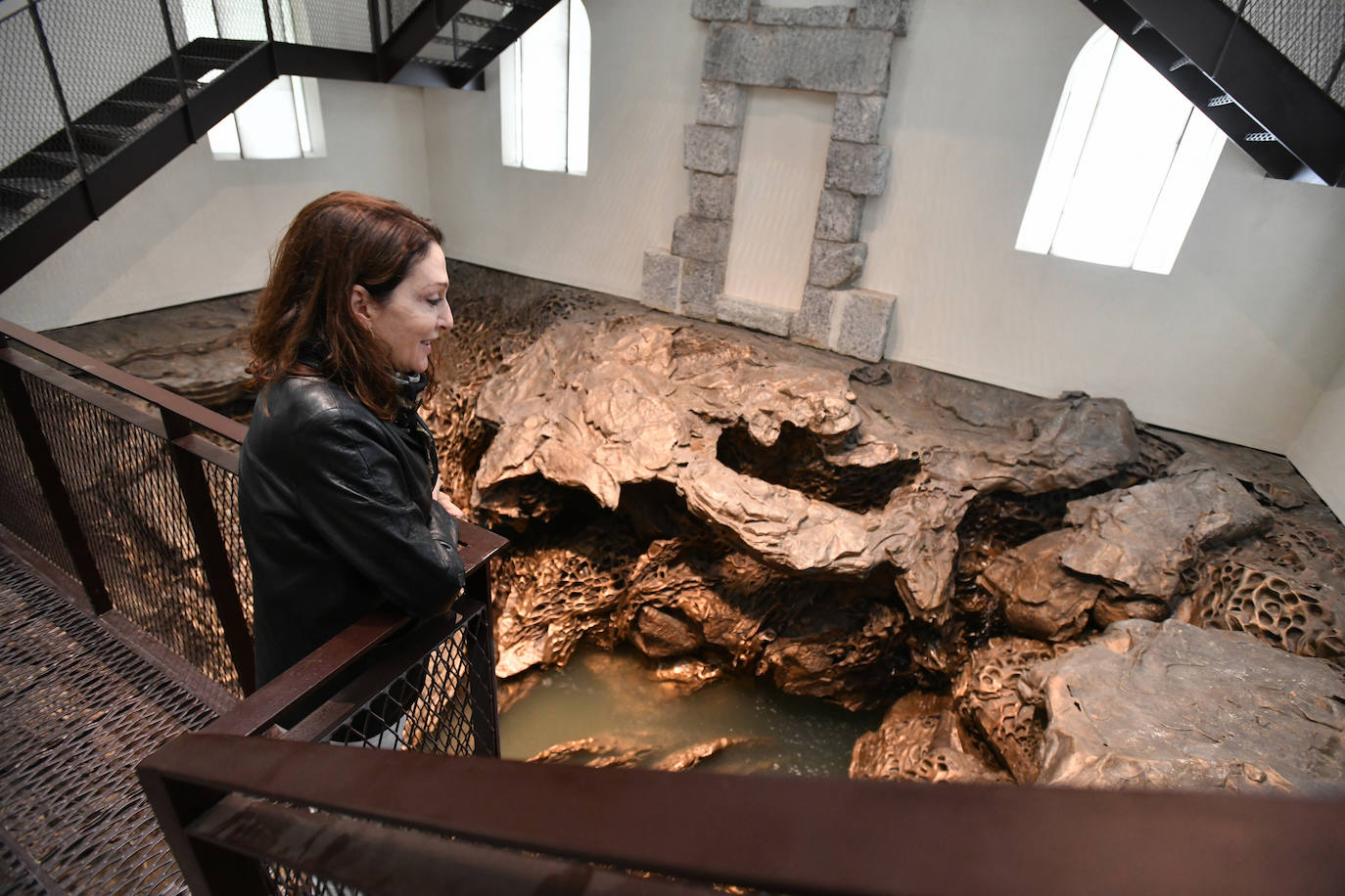 La escultura en el faro de Santa Clara de Cristina Iglesias, que se confiesa emocionada y expectante, se inaugura hoy oficialmente 