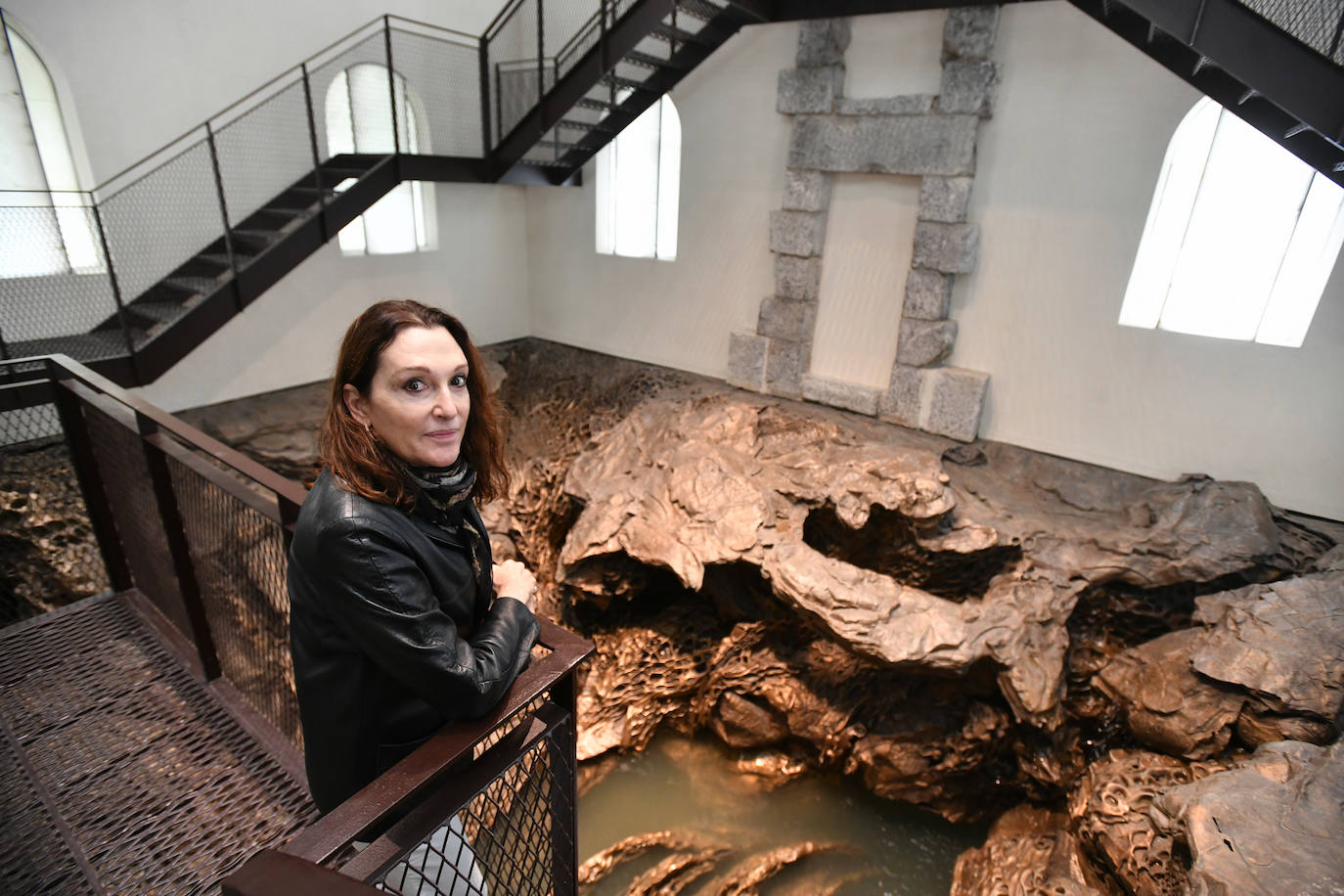 La escultura en el faro de Santa Clara de Cristina Iglesias, que se confiesa emocionada y expectante, se inaugura hoy oficialmente 