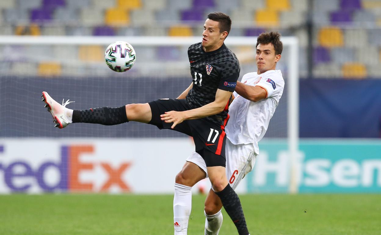 Zubimendi disputa un balón junto a Bistrovic en cuartos. 