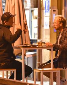 Imagen secundaria 2 - Bares de una calle de Gros este miércoles por la noche.