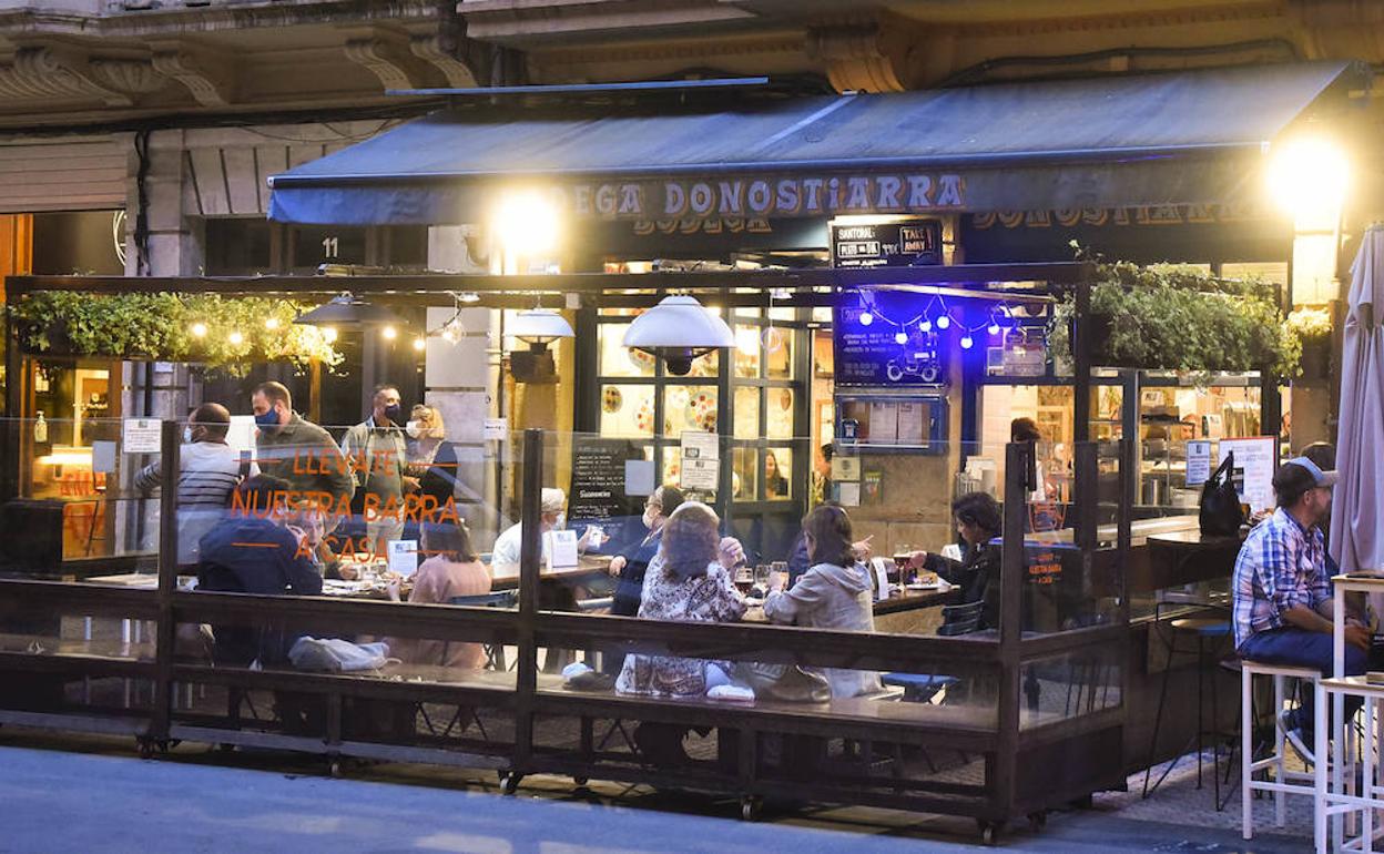 Clientes de un bar de Gros cenando este miércoles por la noche