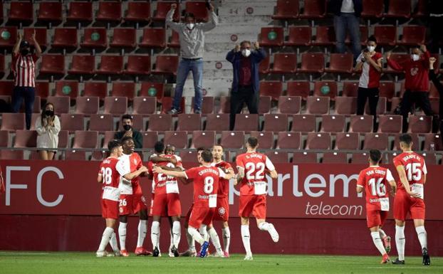 Los jugadores del Girona celebran el gol de Sylla.