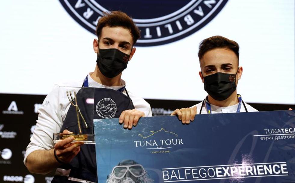 Los cocineros Javier Sanz (d) y Juan Sahuquillo (i) , del restaurante 'Cañitas Maite de Albacete', tras ganar el Premio Cocinero Revelación del Año, durante Madrid Fusión.