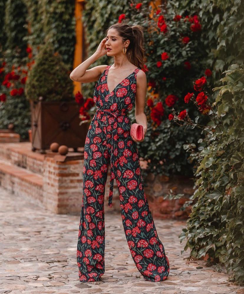 Ya teníamos ganas de que empezara el buen tiempo y con él, la llegada de las prendas más frescas y ligeras del vestidor. Vestidos mini y maxi, estampados de flores, tonos pastel, mules, capazos... Te presentamos los 20 looks más destacados de las 'influencers' para sumarte con estilo a las tendencias que han empezado a arrasar esta temporada