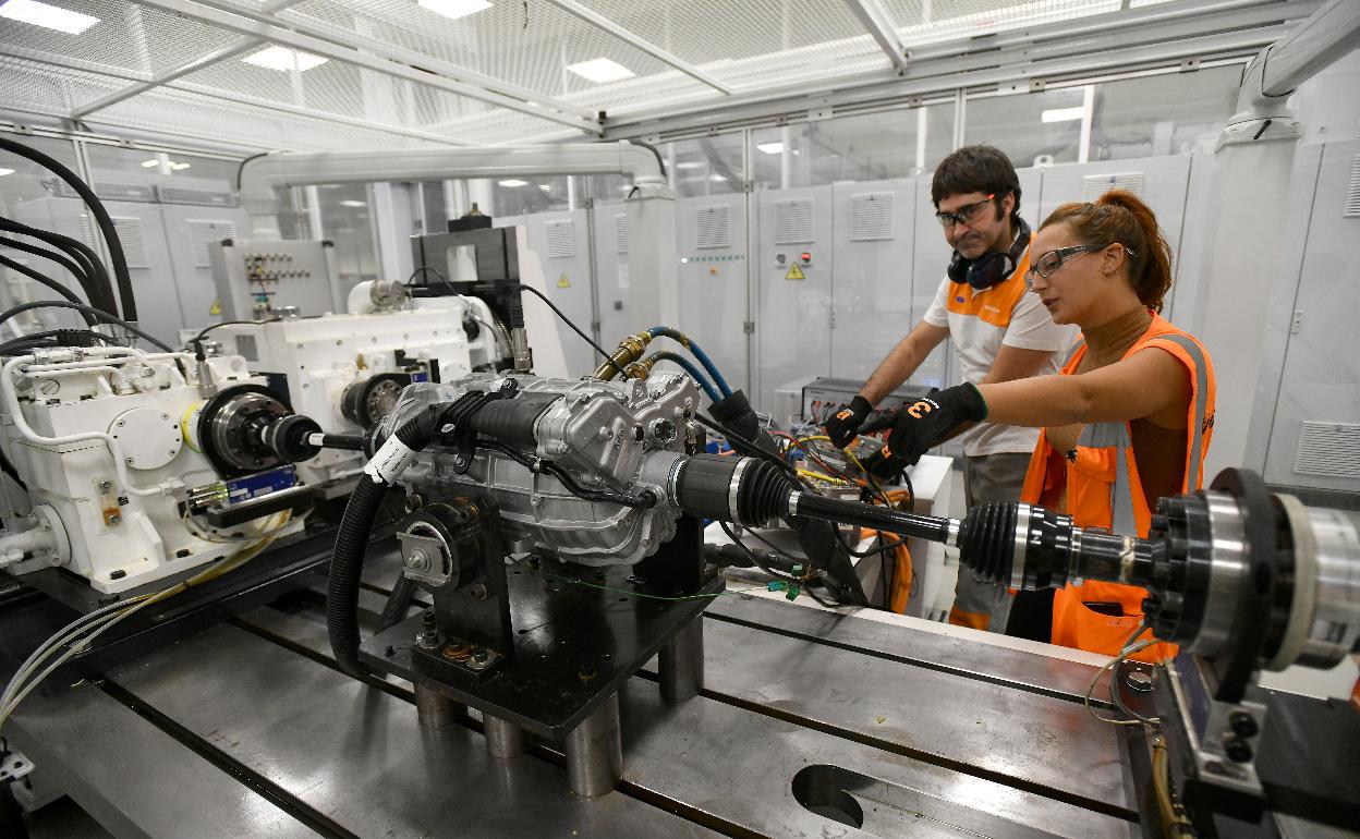 Técnicos de una fábrica de automoción guipuzcoana ajustan un motor eléctrico. 
