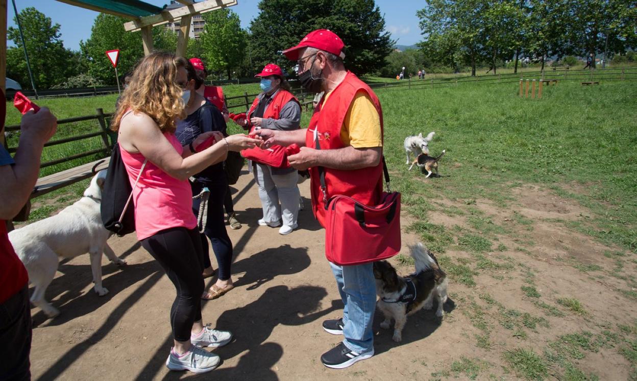 Agentes cívicos repartiendo información y neceseres para bolsas en el parque canino de Osinbiribil. 