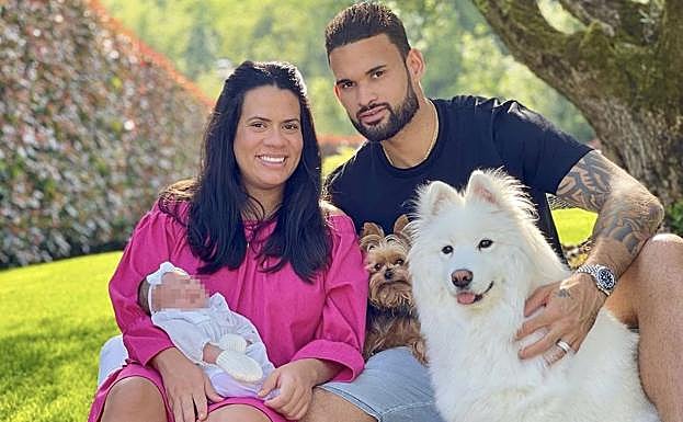 Real Sociedad: Nace Julia, la primera hija de Willian José