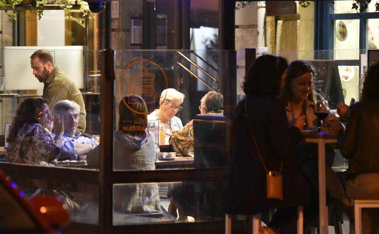 Coronavirus: Euskadi estaría obligada a cerrar los interiores de los bares según los criterios de Sanidad