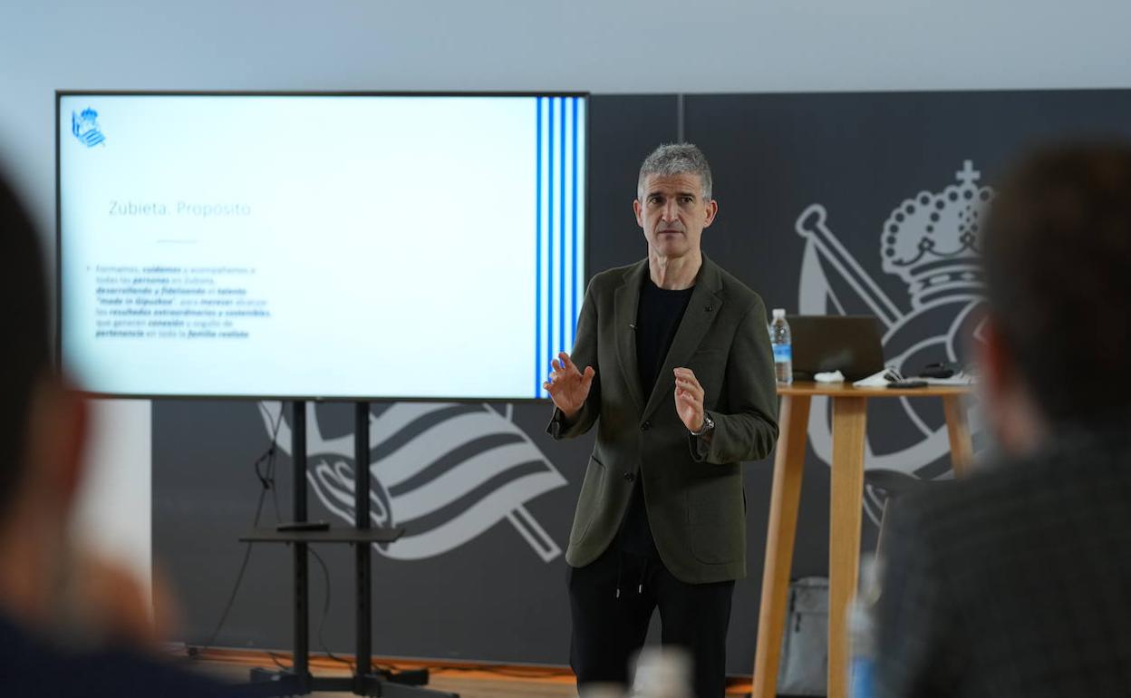 Un momento de la comparecencia de Roberto Olabe. 