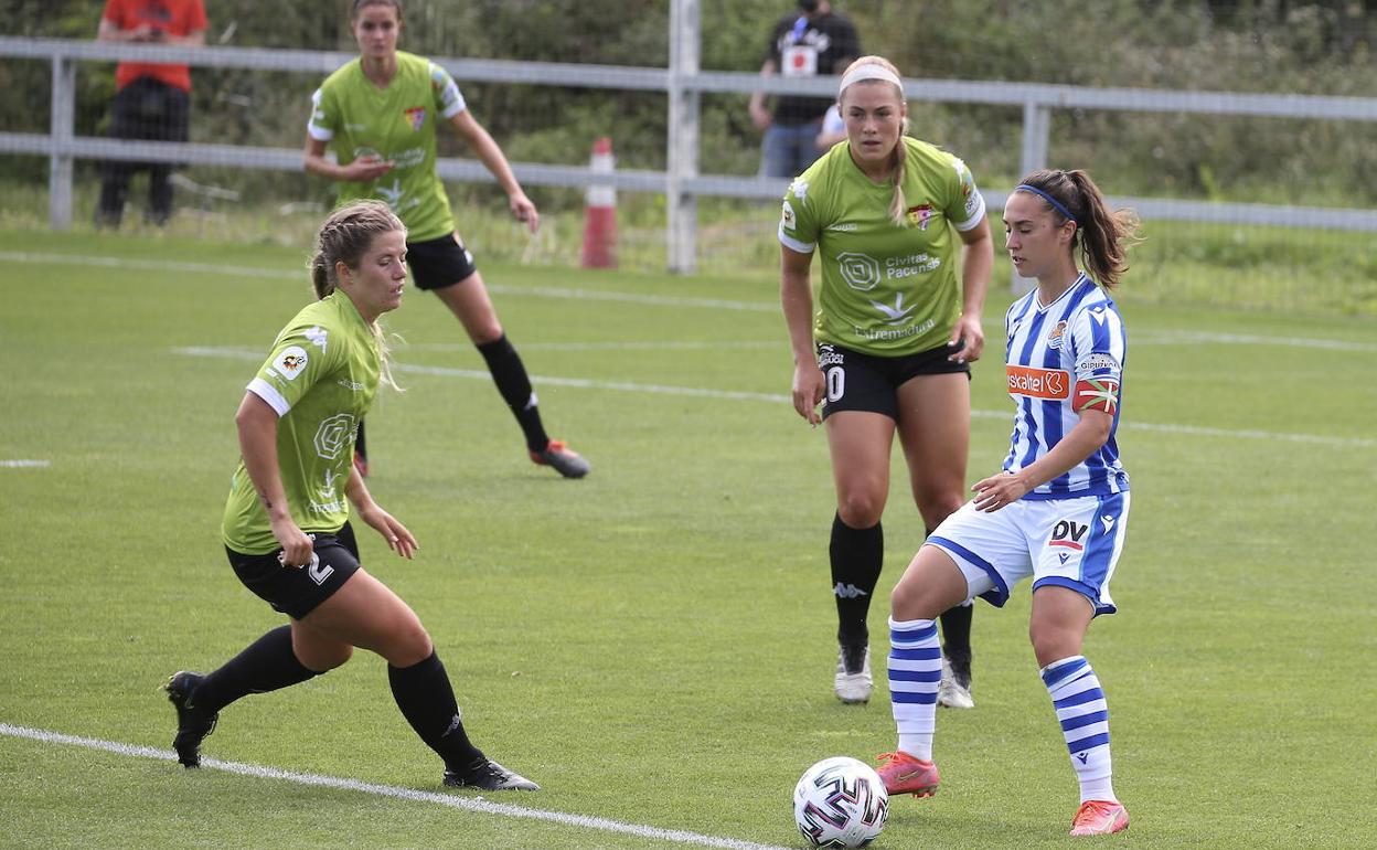 Nahikari García controla un balón ante dos rivales del Santa Teresa. Es el último partido que la delantera ha disputado con la Real Sociedad.