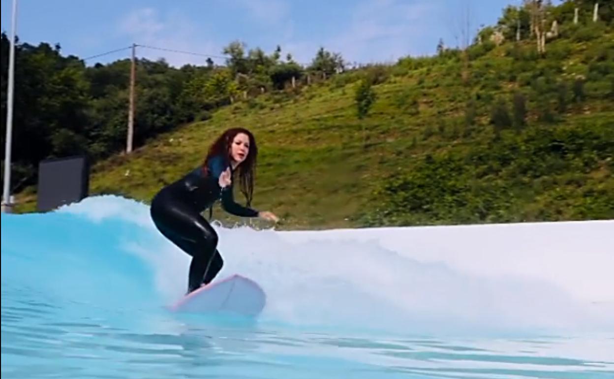 La cantante colombiana surfea sobre una tabla de Pukas en las instalaciones de Wavegarden.