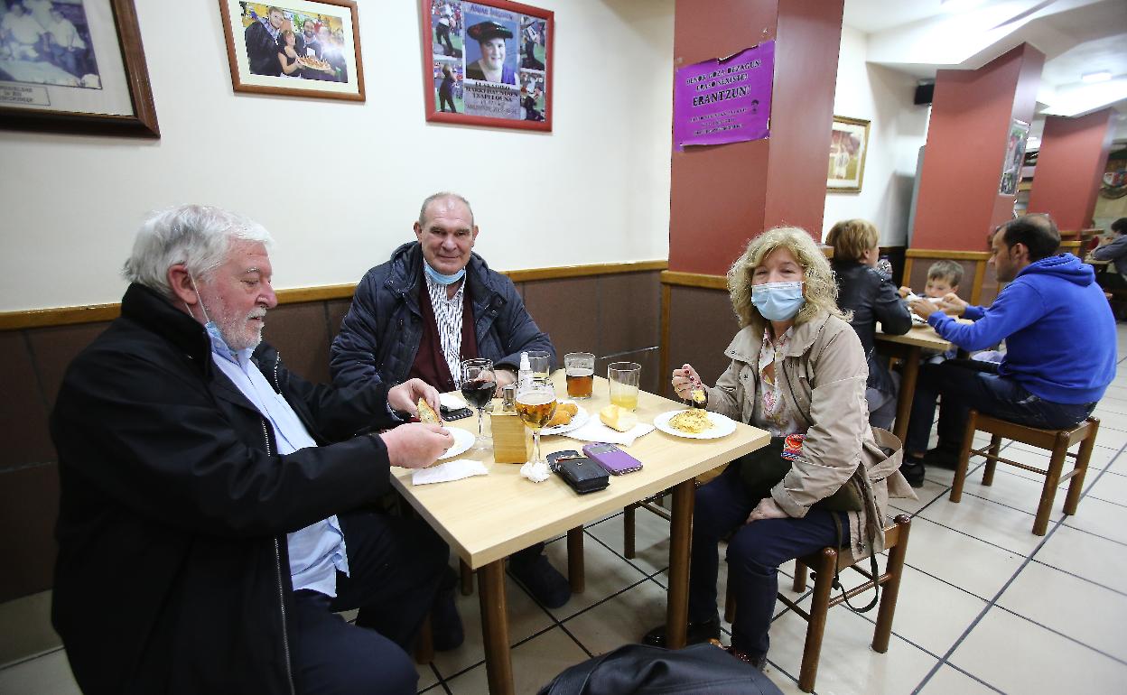 Clientes en un bar de la Parte Vieja de Donostia. El consumo en interior está permitido, aunque no en barra y siempre que no se supere el 50% de aforo.