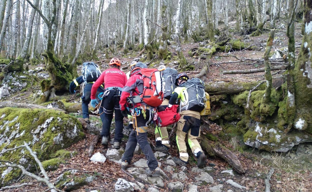 Rescate del motorista accidentado. 