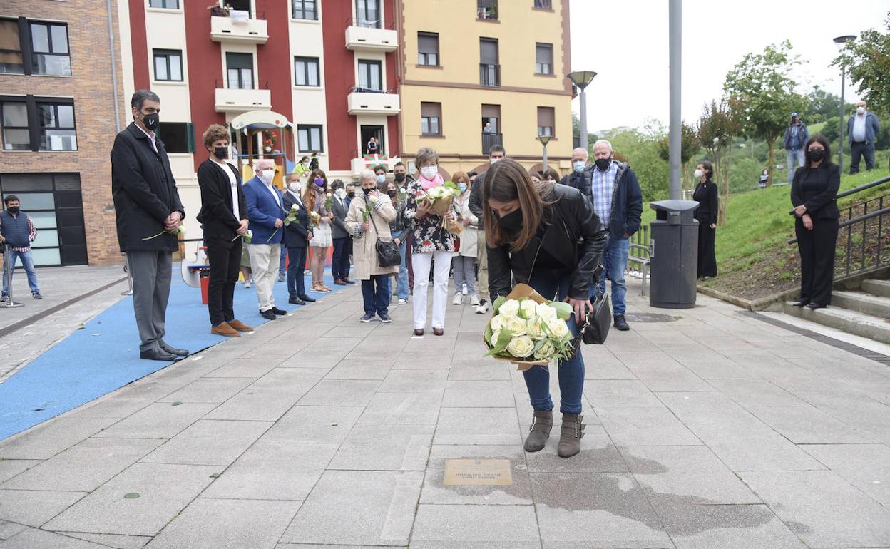 La ahijada de María José Bravo, Zuriñe Bravo, deposita un ramo de flores en la placa colocada en recuerdo a la joven asesinada por el Batallón Vasco Español en 1980.