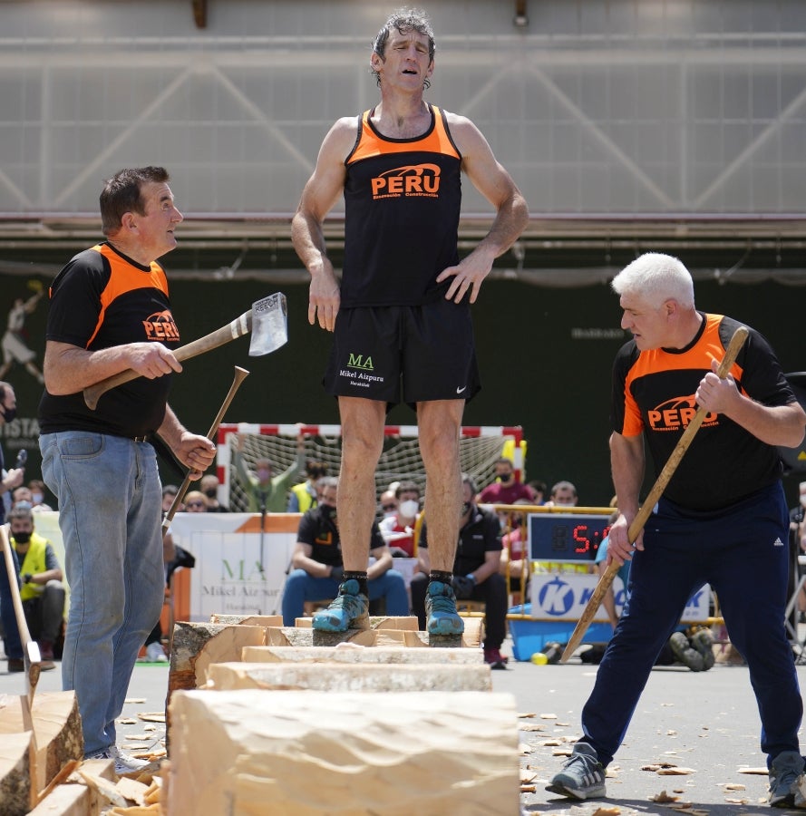 Xabier Orbegozo 'Arria V' puso punto y final a su carrera deportiva con una heroicidad. En seis horas, cinco minutos y 54 segundos levantó diez veces el cilindro antiguo de 100 kilos, recorrió las tres cimas de Tolosaldea -Ernio, Uzturre y Erriozpe- completando 43 kilómetros y cortó diez kanaerdikos. 