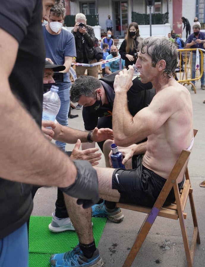 Xabier Orbegozo 'Arria V' puso punto y final a su carrera deportiva con una heroicidad. En seis horas, cinco minutos y 54 segundos levantó diez veces el cilindro antiguo de 100 kilos, recorrió las tres cimas de Tolosaldea -Ernio, Uzturre y Erriozpe- completando 43 kilómetros y cortó diez kanaerdikos. 