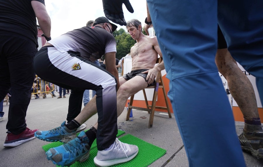 Xabier Orbegozo 'Arria V' puso punto y final a su carrera deportiva con una heroicidad. En seis horas, cinco minutos y 54 segundos levantó diez veces el cilindro antiguo de 100 kilos, recorrió las tres cimas de Tolosaldea -Ernio, Uzturre y Erriozpe- completando 43 kilómetros y cortó diez kanaerdikos. 