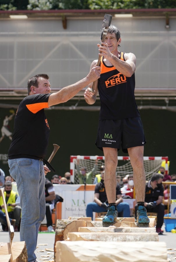 Xabier Orbegozo 'Arria V' puso punto y final a su carrera deportiva con una heroicidad. En seis horas, cinco minutos y 54 segundos levantó diez veces el cilindro antiguo de 100 kilos, recorrió las tres cimas de Tolosaldea -Ernio, Uzturre y Erriozpe- completando 43 kilómetros y cortó diez kanaerdikos. 