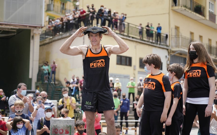 Xabier Orbegozo 'Arria V' puso punto y final a su carrera deportiva con una heroicidad. En seis horas, cinco minutos y 54 segundos levantó diez veces el cilindro antiguo de 100 kilos, recorrió las tres cimas de Tolosaldea -Ernio, Uzturre y Erriozpe- completando 43 kilómetros y cortó diez kanaerdikos. 