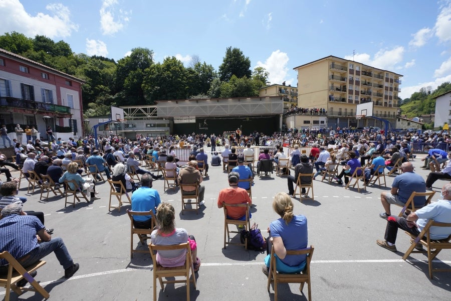 Xabier Orbegozo 'Arria V' puso punto y final a su carrera deportiva con una heroicidad. En seis horas, cinco minutos y 54 segundos levantó diez veces el cilindro antiguo de 100 kilos, recorrió las tres cimas de Tolosaldea -Ernio, Uzturre y Erriozpe- completando 43 kilómetros y cortó diez kanaerdikos. 