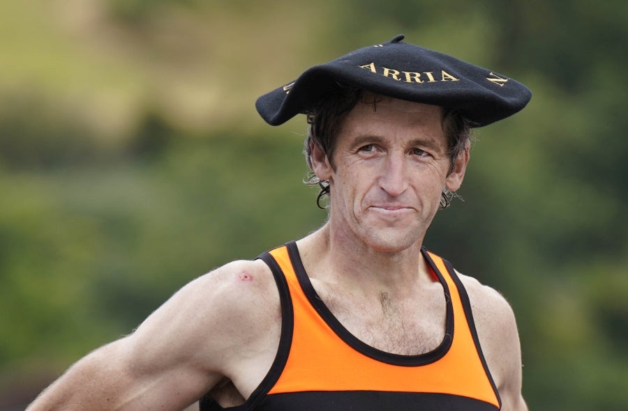 Xabier Orbegozo 'Arria V' puso punto y final a su carrera deportiva con una heroicidad. En seis horas, cinco minutos y 54 segundos levantó diez veces el cilindro antiguo de 100 kilos, recorrió las tres cimas de Tolosaldea -Ernio, Uzturre y Erriozpe- completando 43 kilómetros y cortó diez kanaerdikos. 