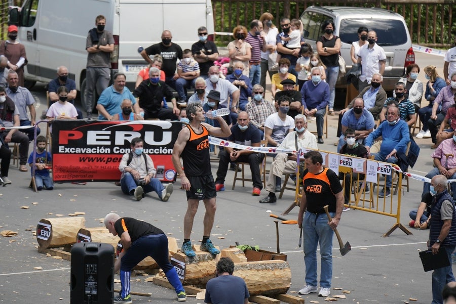 Xabier Orbegozo 'Arria V' puso punto y final a su carrera deportiva con una heroicidad. En seis horas, cinco minutos y 54 segundos levantó diez veces el cilindro antiguo de 100 kilos, recorrió las tres cimas de Tolosaldea -Ernio, Uzturre y Erriozpe- completando 43 kilómetros y cortó diez kanaerdikos. 