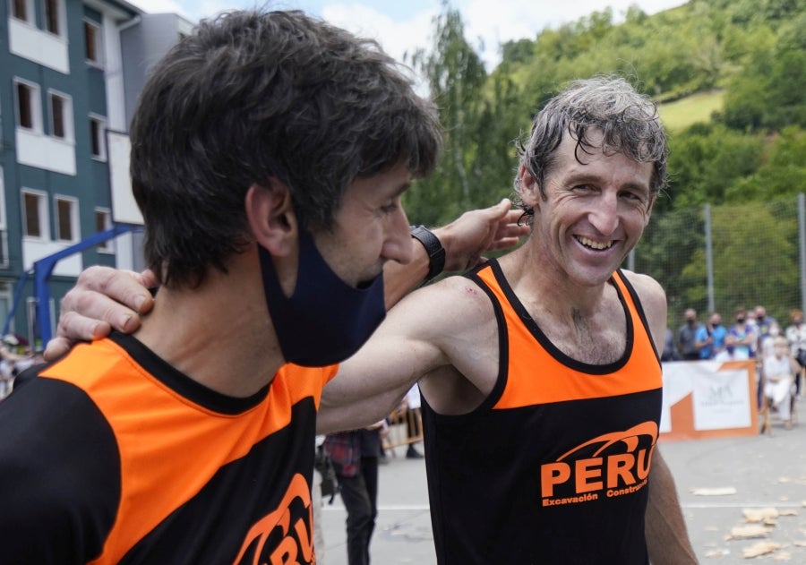 Xabier Orbegozo 'Arria V' puso punto y final a su carrera deportiva con una heroicidad. En seis horas, cinco minutos y 54 segundos levantó diez veces el cilindro antiguo de 100 kilos, recorrió las tres cimas de Tolosaldea -Ernio, Uzturre y Erriozpe- completando 43 kilómetros y cortó diez kanaerdikos. 