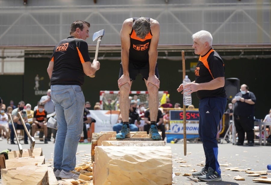 Xabier Orbegozo 'Arria V' puso punto y final a su carrera deportiva con una heroicidad. En seis horas, cinco minutos y 54 segundos levantó diez veces el cilindro antiguo de 100 kilos, recorrió las tres cimas de Tolosaldea -Ernio, Uzturre y Erriozpe- completando 43 kilómetros y cortó diez kanaerdikos. 
