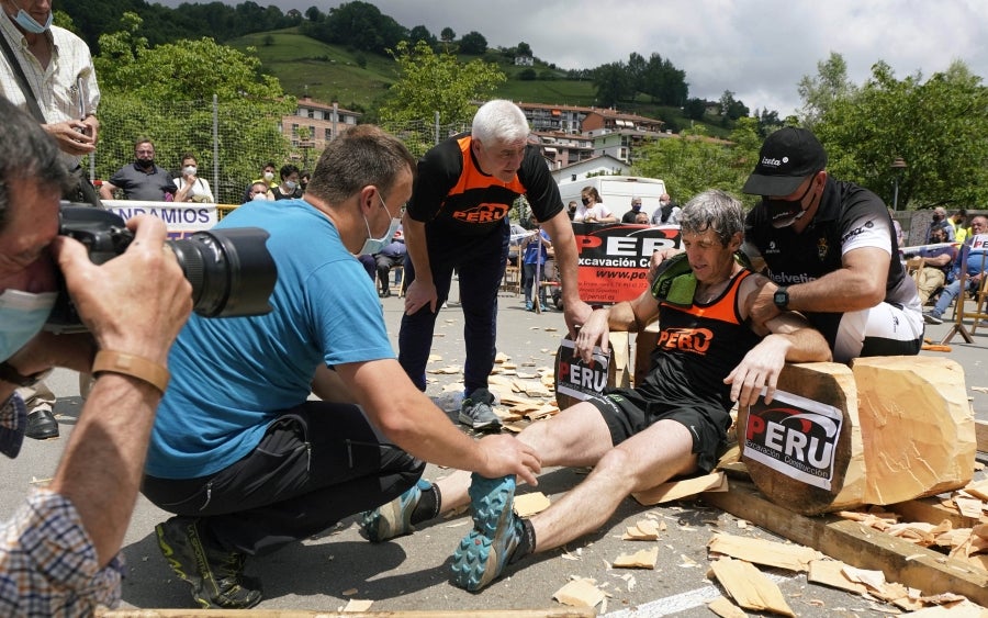 Xabier Orbegozo 'Arria V' puso punto y final a su carrera deportiva con una heroicidad. En seis horas, cinco minutos y 54 segundos levantó diez veces el cilindro antiguo de 100 kilos, recorrió las tres cimas de Tolosaldea -Ernio, Uzturre y Erriozpe- completando 43 kilómetros y cortó diez kanaerdikos. 