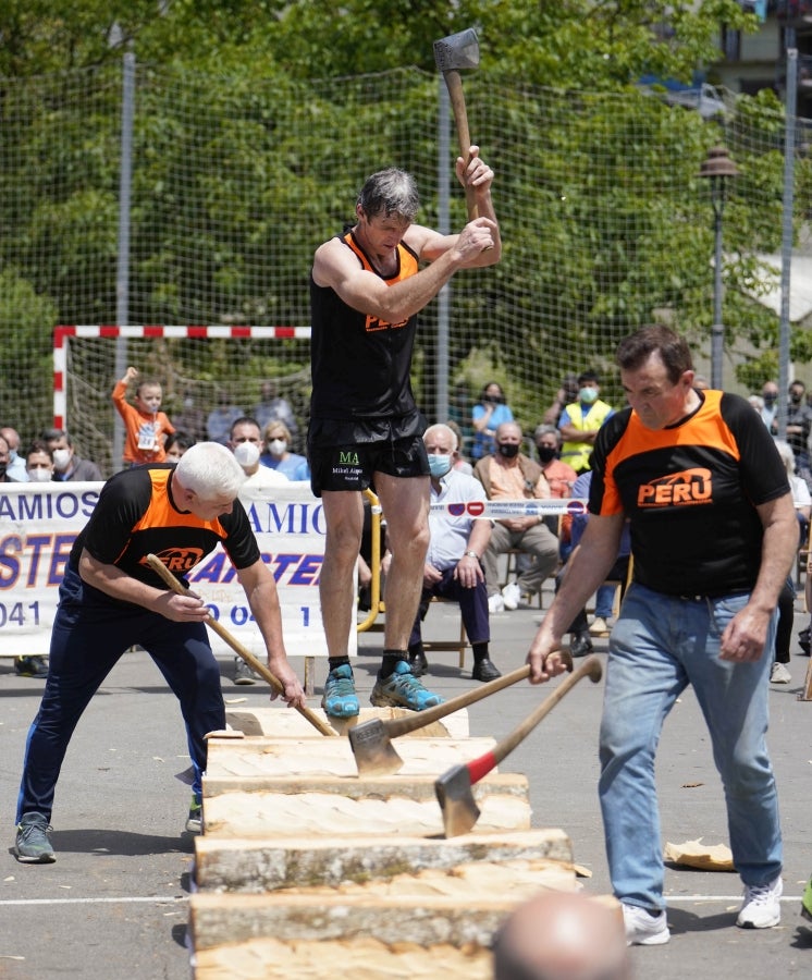 Xabier Orbegozo 'Arria V' puso punto y final a su carrera deportiva con una heroicidad. En seis horas, cinco minutos y 54 segundos levantó diez veces el cilindro antiguo de 100 kilos, recorrió las tres cimas de Tolosaldea -Ernio, Uzturre y Erriozpe- completando 43 kilómetros y cortó diez kanaerdikos. 