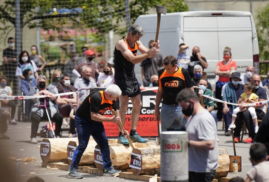 Xabier Orbegozo 'Arria V' puso punto y final a su carrera deportiva con una heroicidad. En seis horas, cinco minutos y 54 segundos levantó diez veces el cilindro antiguo de 100 kilos, recorrió las tres cimas de Tolosaldea -Ernio, Uzturre y Erriozpe- completando 43 kilómetros y cortó diez kanaerdikos. 