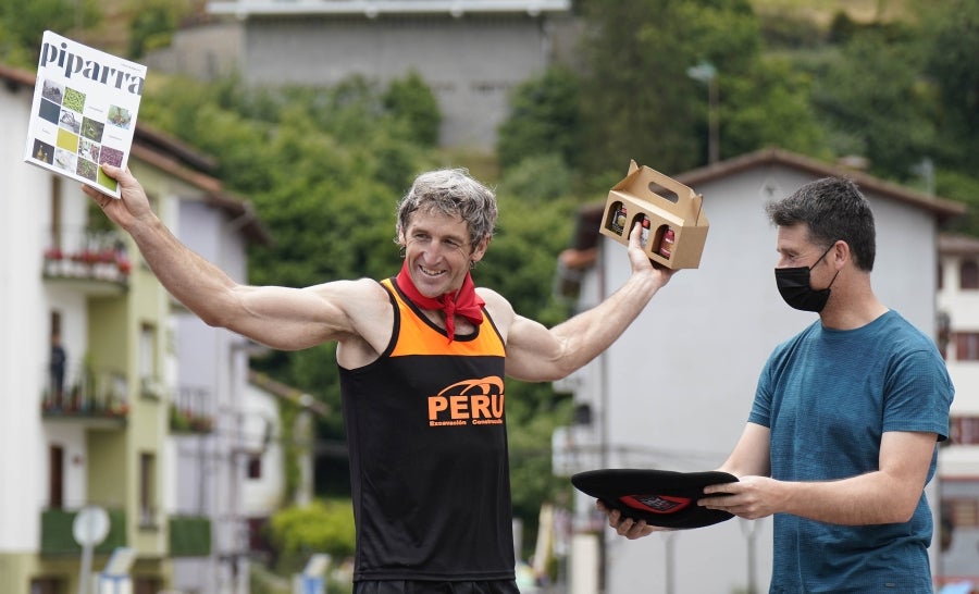 Xabier Orbegozo 'Arria V' puso punto y final a su carrera deportiva con una heroicidad. En seis horas, cinco minutos y 54 segundos levantó diez veces el cilindro antiguo de 100 kilos, recorrió las tres cimas de Tolosaldea -Ernio, Uzturre y Erriozpe- completando 43 kilómetros y cortó diez kanaerdikos. 