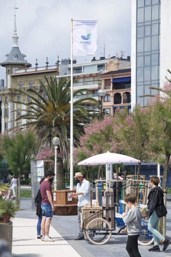 Este fin de semana, los guipuzcoanos han podido disfrutar de un tiempo estable y agradable, con algunos intervalos de nubes medias. Así, son muchos los que han aprovechado este domingo para salir a pasear por la costa donostiarra. 