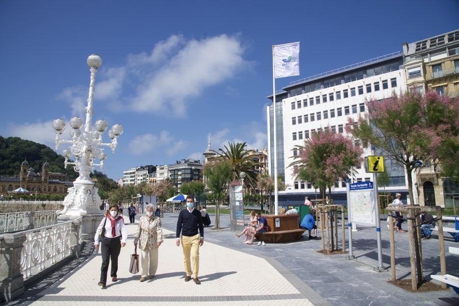 Este fin de semana, los guipuzcoanos han podido disfrutar de un tiempo estable y agradable, con algunos intervalos de nubes medias. Así, son muchos los que han aprovechado este domingo para salir a pasear por la costa donostiarra. 