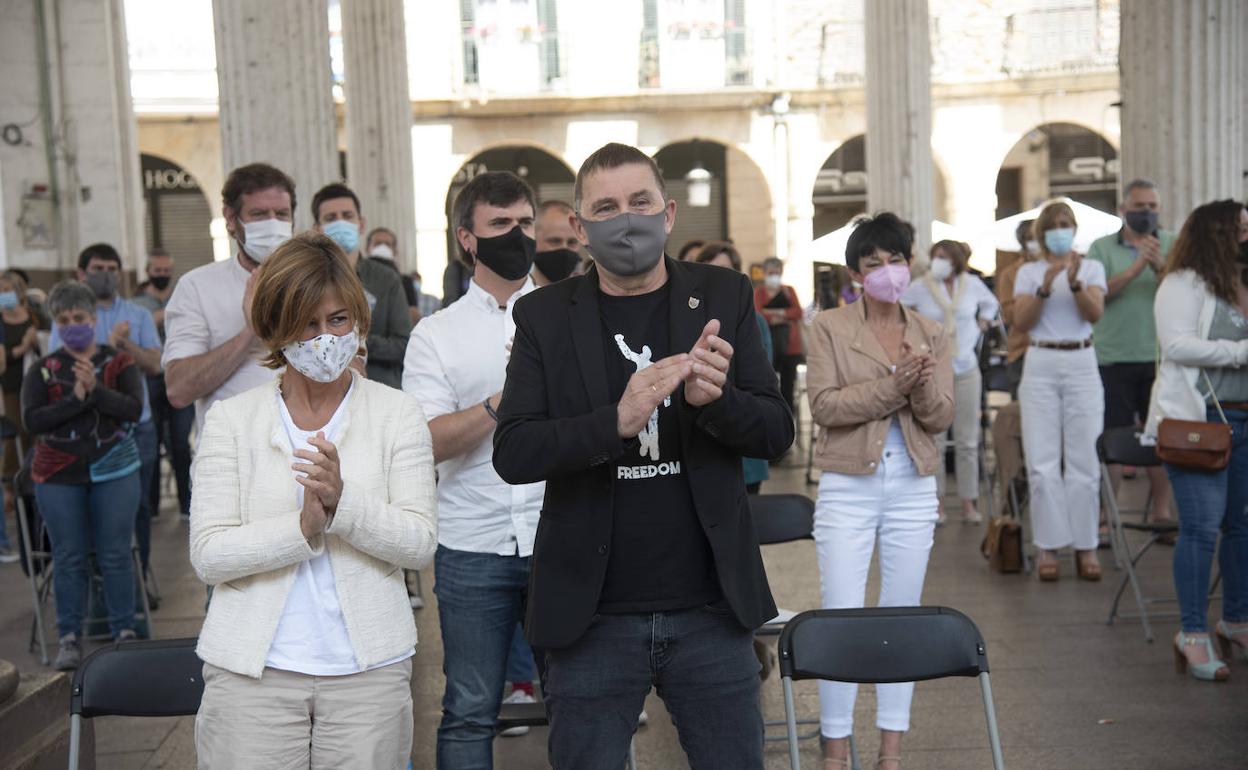 Arnaldo Otegi, junto a otros dirigentes de EH Bildu como Nagore Alkorta o Maddalen Iriarte, en el acto celebrado hace una semana en Ordizia. 