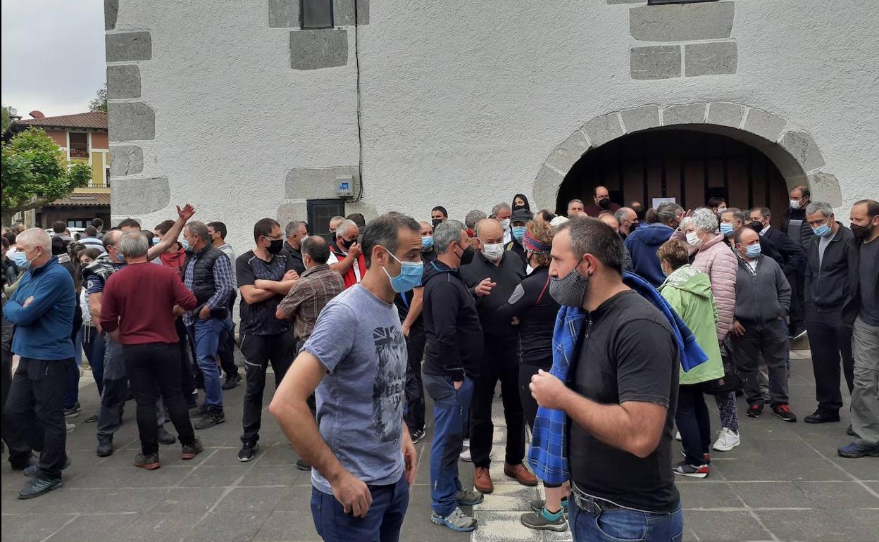 Alrededor de 200 personas han mostrado su apoyo a Jon Zubizarreta