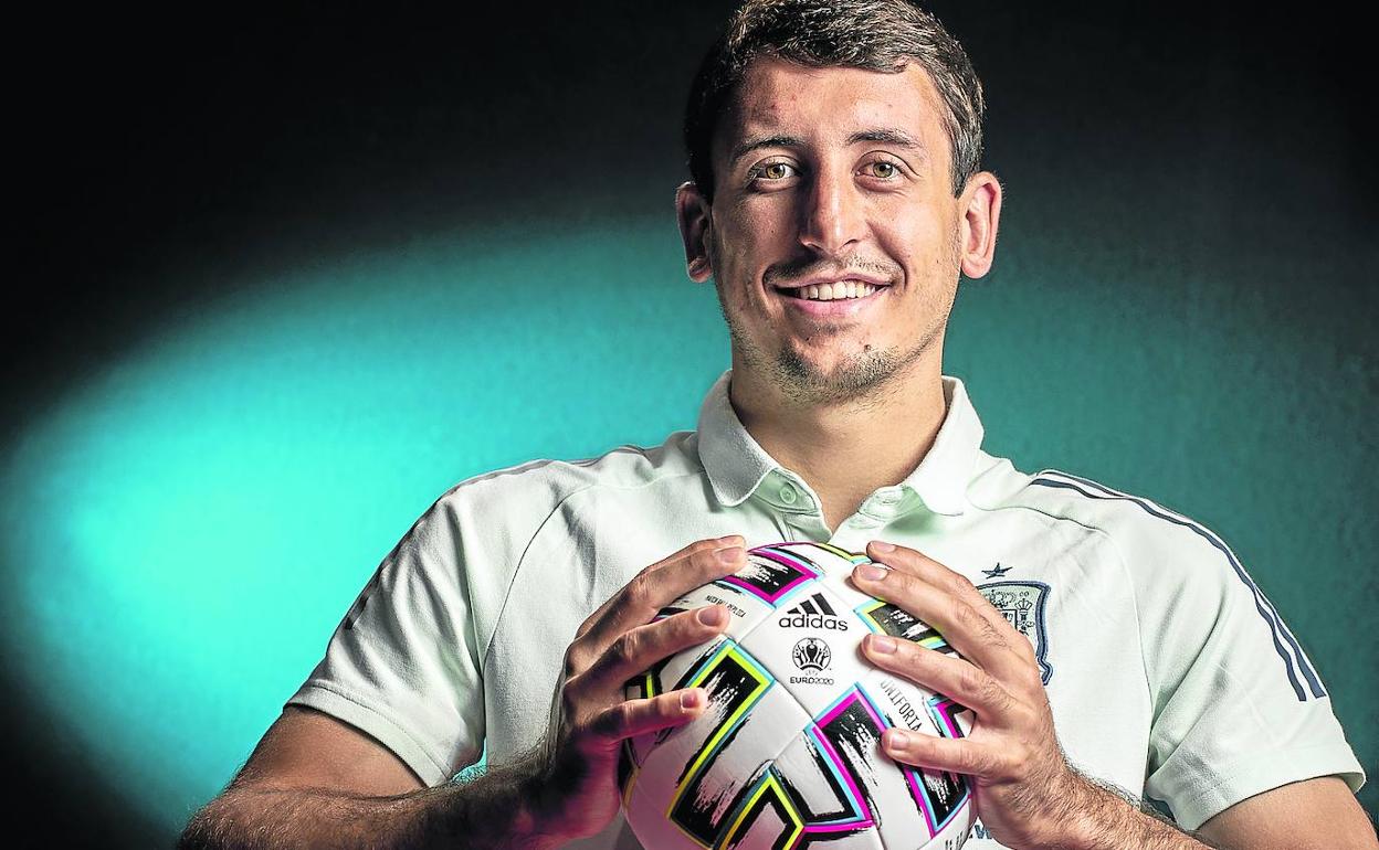 Mikel Oyarzabal aprieta con fuerza un balón de fútbol en Las Rozas.