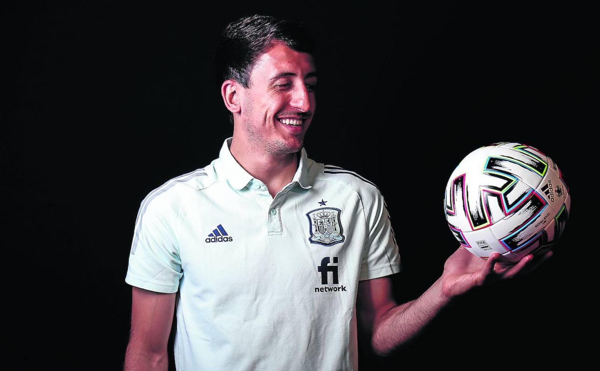 Mikel Oyarzabal fija su mirada en el balón con el que se jugará el Eurocopa en el marco de la concentración de la selección en la Ciudad del Fútbol de Las Rozas. 