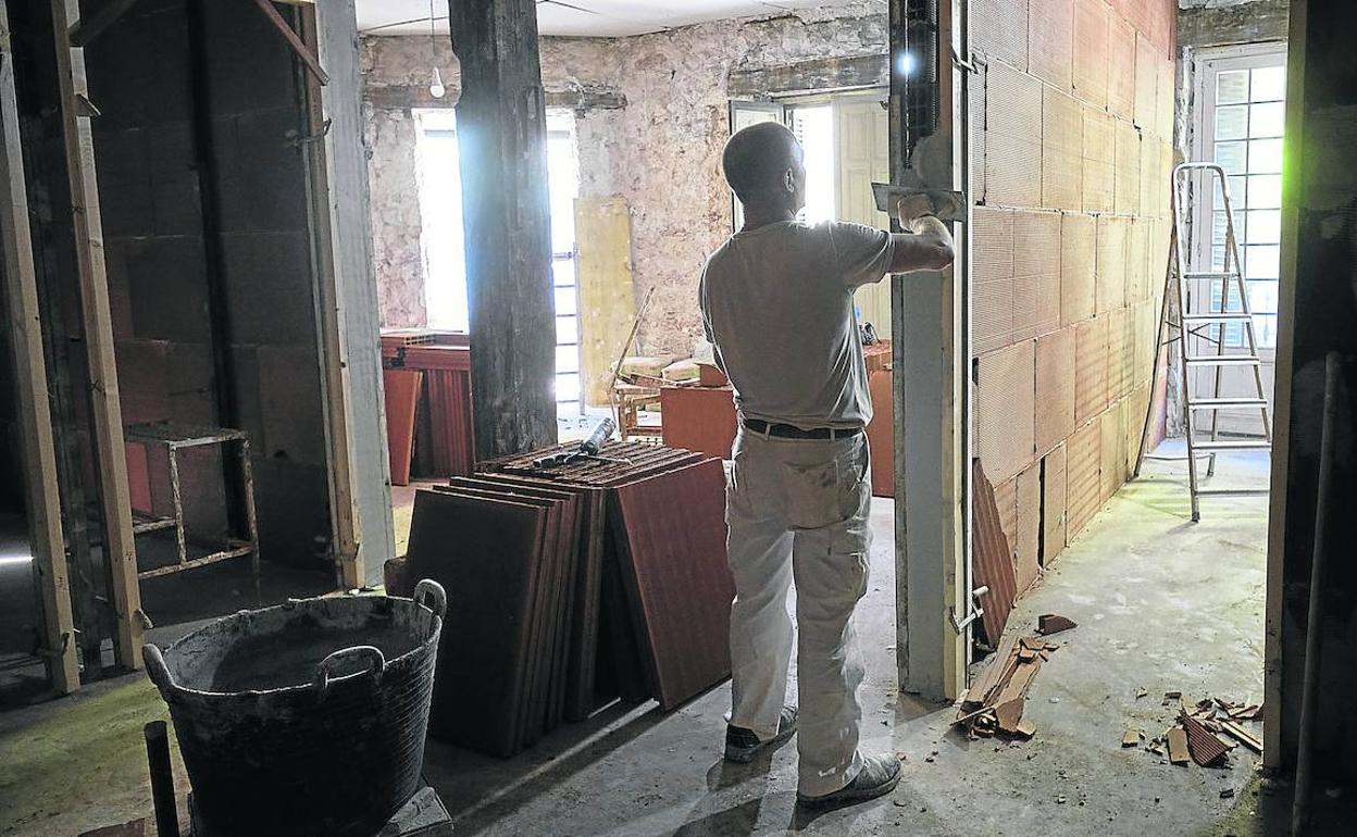 Un alabañil trabaja en la reforma de una vivienda en Donostia. La construcción y las reformas en general son uno de los sectores con mayor presencia de trabajadores autónomos. 