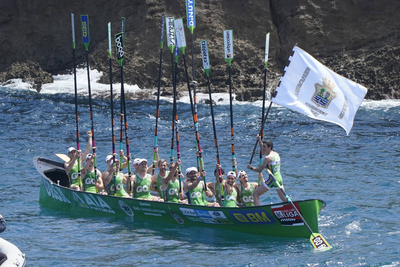Hondarribiako arraunlariak bandera astintzen garaipena ospatuz. 
