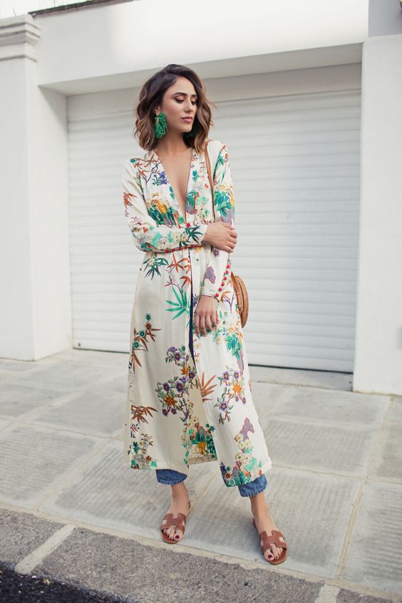 Si los cárdigans de punto han sido el pilar de la primavera, este verano nos traerá otra chaqueta más ligera a modo de imprescindible. En este caso nos referimos al kimono, ideal para acompañarnos en todos tus looks estivales. Sus infinitas posibilidades abarcan desde los looks de invitada hasta combinaciones casuales con ‘shorts’ o ‘jeans’. El kimono se sitúa, por lo tanto, como una verdadera necesidad y parece salvar el espíritu ‘hippie’ y bohemio más destructivo que vimos hace unos años. Toma nota de estas 20 propuestas