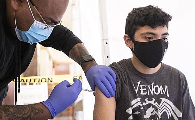 Osakidetza sopesa inocular a los menores de entre 12 y 16 años «antes de septiembre» si hay vacunas