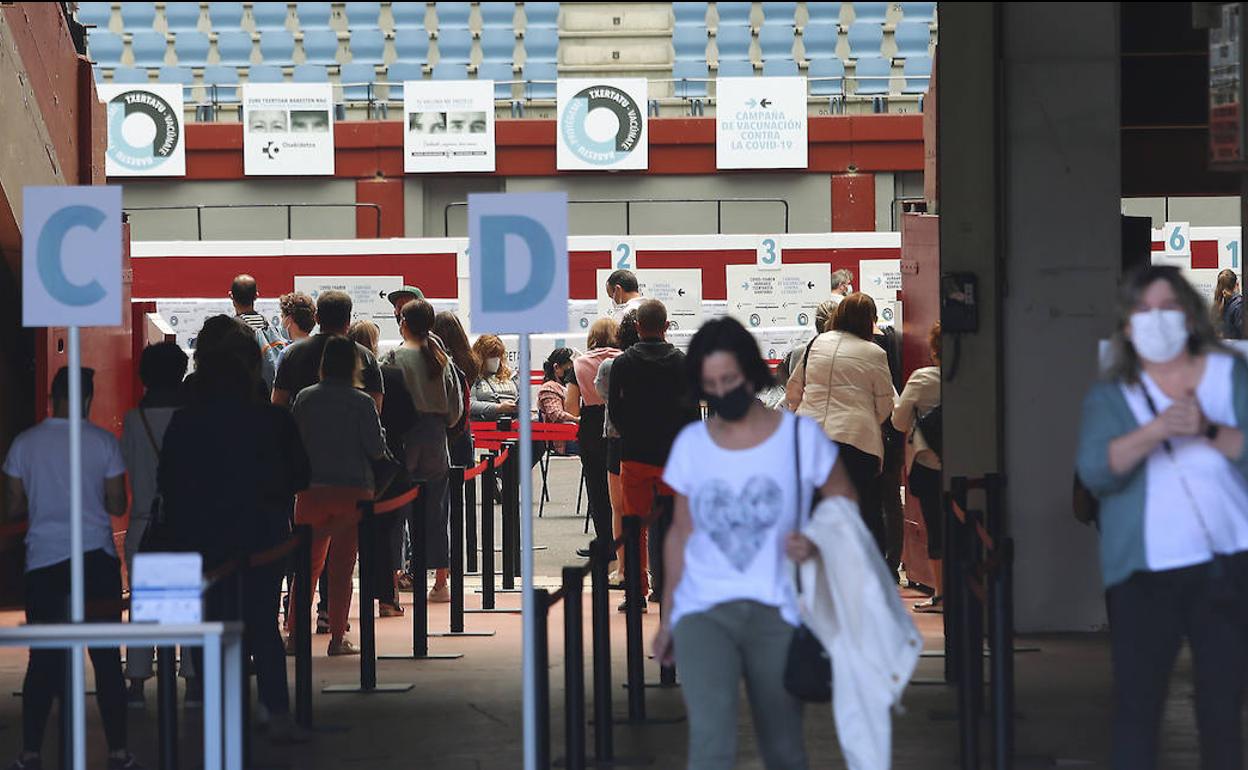 Gentío en Illunbe. Hoy se espera llegar a las 12.500 dosis en un solo día en el 'vacunódromo'. 