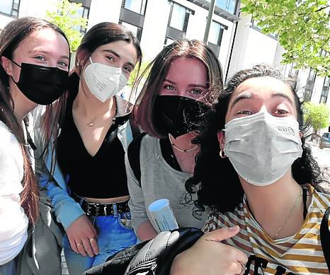 8.00  Antes de entrar al examen hubo un rato de encuentro con las amigas.
