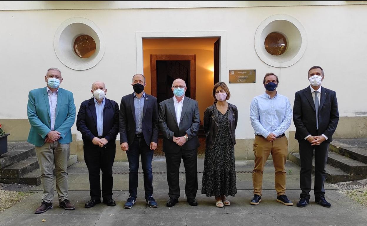 Alcaldes, instituciones y agentes, antes de la jornada de trabajo de ayer celebrada en el Palacio de Insausti. 