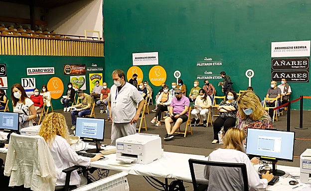 Euskadi se evade de la pugna entre autonomías por captar turistas a cambio de vacunarlos