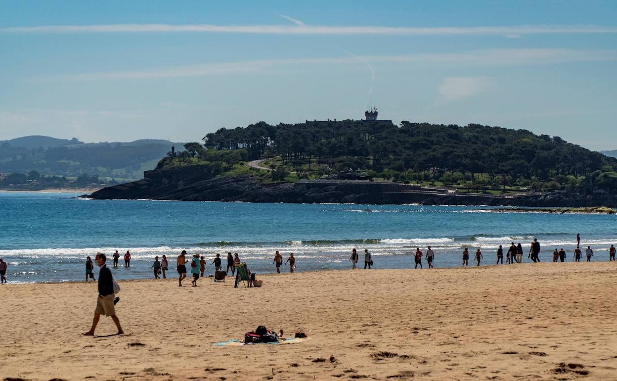Día soleado y caluroso en la playa del Sardinero de Santander.