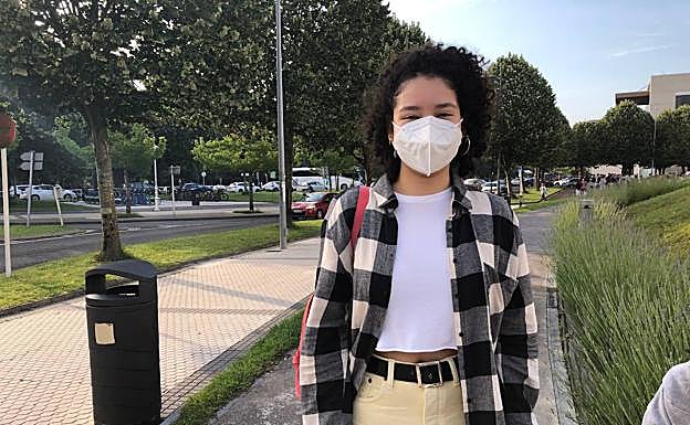 Alison en las inmediaciones de la biblioteca de la UPV.