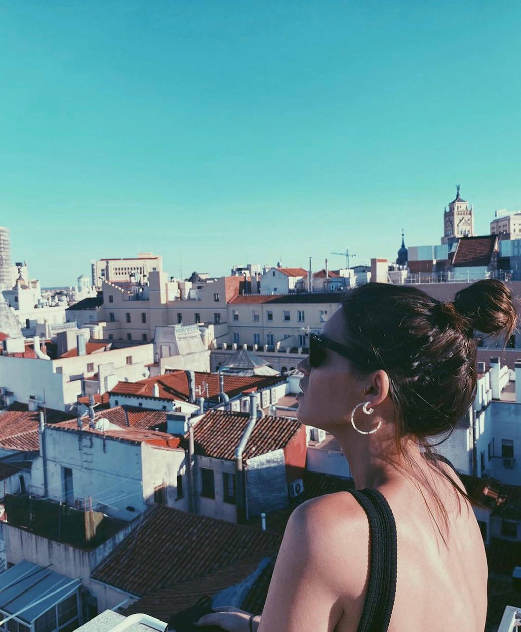 La comunicadora manchega tiene un estilo innato e insuperable en el que sabe sacar partido a los básicos combinándolos con las prendas tendencia de cada campaña. Dicho lo cual, en los últimos meses hemos visto a una Sara Carbonero mucho más bohemia y 'hippie' que de costumbre y por ello, de cara al verano, te presentamos un interesante recorrido por los estilismos más destacados e inspiradores de la presentadora, empresaria e 'influencer'