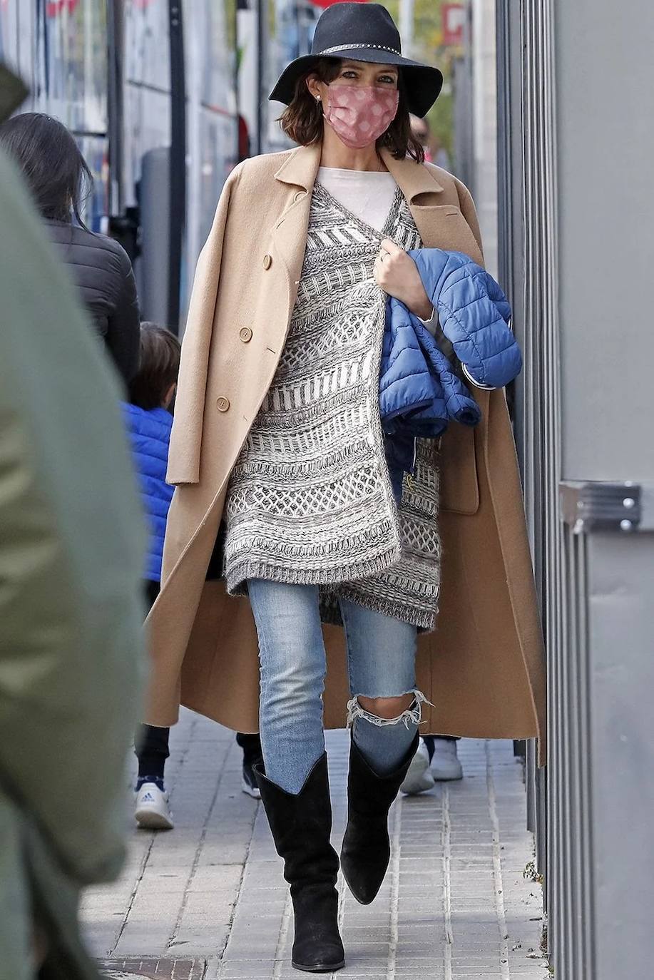 La comunicadora manchega tiene un estilo innato e insuperable en el que sabe sacar partido a los básicos combinándolos con las prendas tendencia de cada campaña. Dicho lo cual, en los últimos meses hemos visto a una Sara Carbonero mucho más bohemia y 'hippie' que de costumbre y por ello, de cara al verano, te presentamos un interesante recorrido por los estilismos más destacados e inspiradores de la presentadora, empresaria e 'influencer'